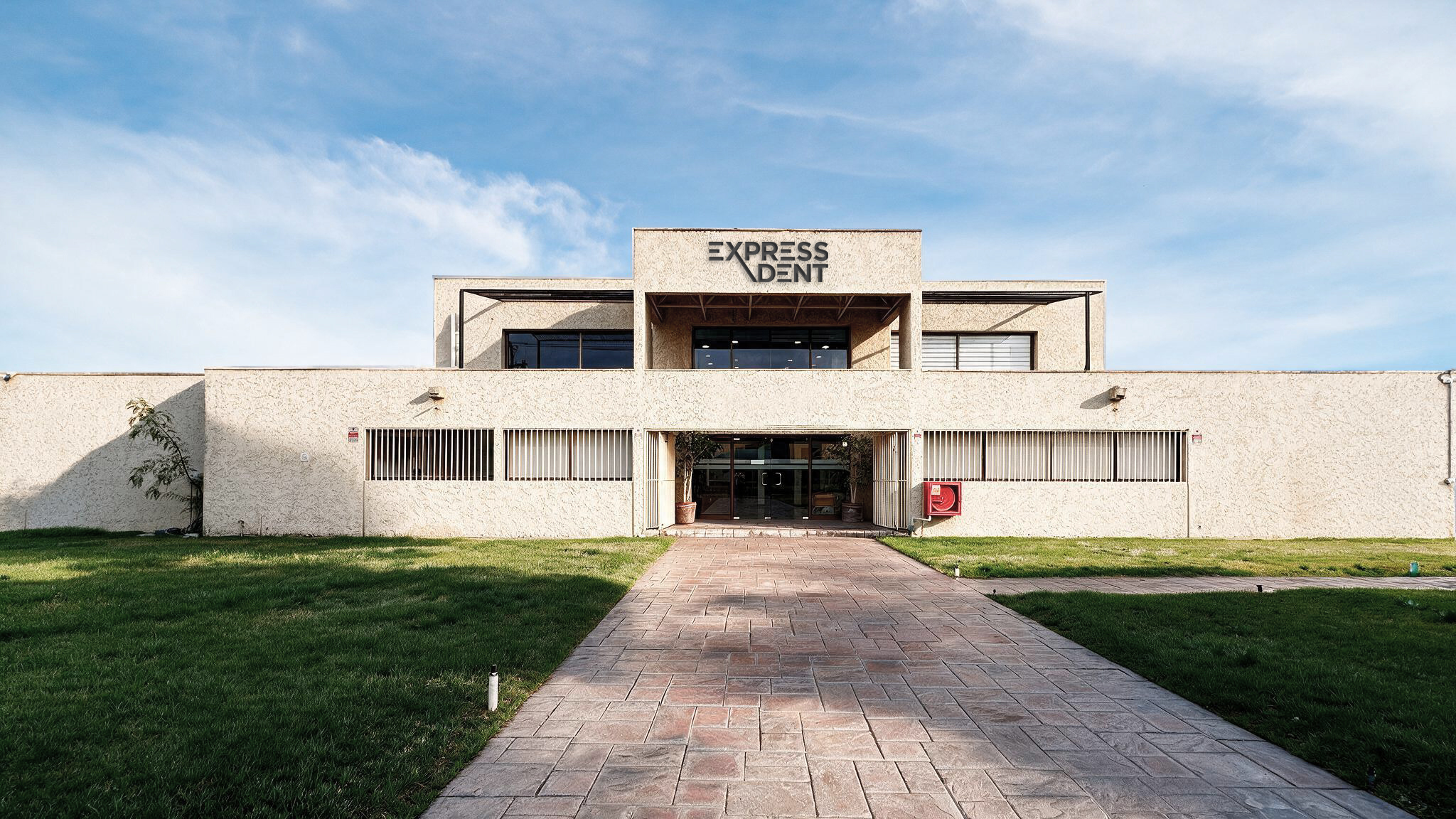 Fachada de las oficinas y centro de distribución de ExpressDent en Chile