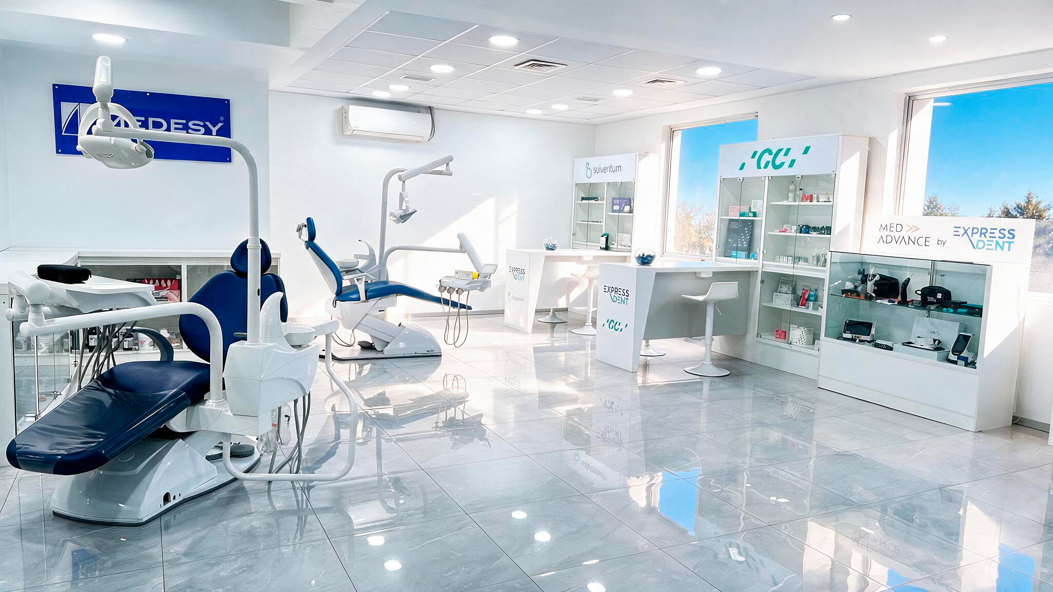 Sillones dentales Medesy en exhibición en el showroom ExpressDent