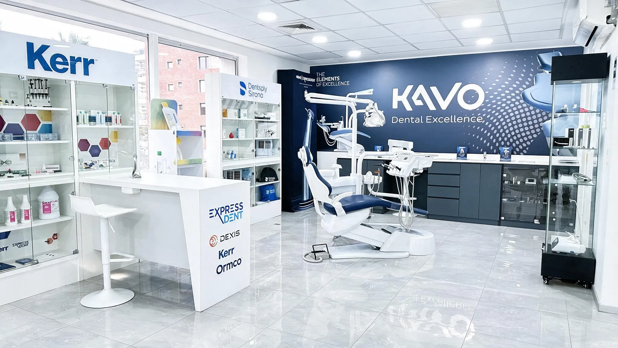Showroom ExpressDent — equipos en exhibición en Las Condes, Santiago